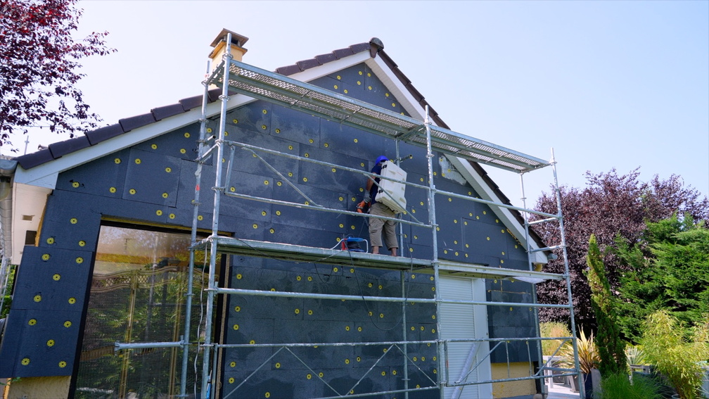 Chantier d’isolation extérieure sur une maison individuelle